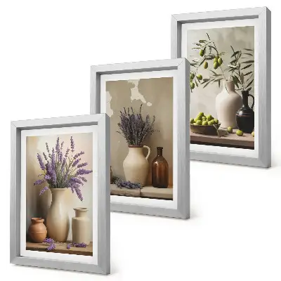 Wanddecoratie met bloemen in vazen, olijven en natuurlijke elementen