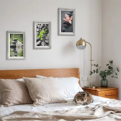 Set van ingelijste schilderijen met een vredige zen-compositie van stenen en bloemen op water