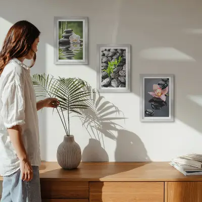 Set van ingelijste schilderijen met een vredige zen-compositie van stenen en bloemen op water