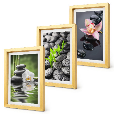 Set van ingelijste schilderijen Een vredige zen-compositie van stenen en bloemen op water.