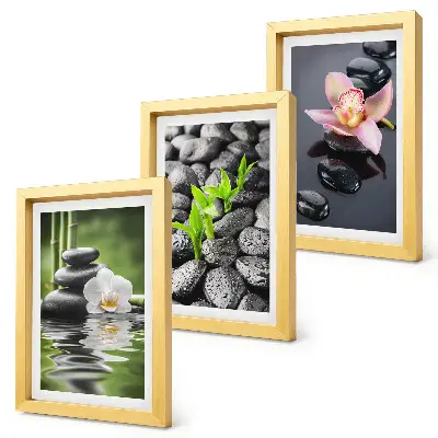 Set van ingelijste schilderijen met een vredige zen-compositie van stenen en bloemen op water