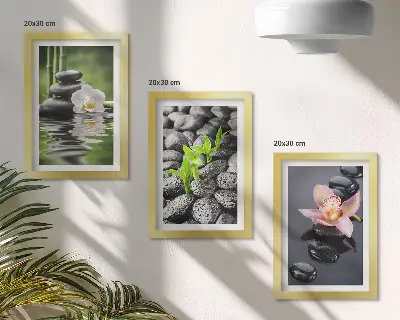 Set van ingelijste schilderijen met een vredige zen-compositie van stenen en bloemen op water