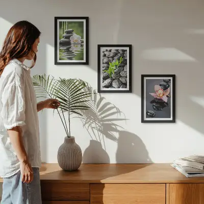 Set van ingelijste schilderijen met een vredige zen-compositie van stenen en bloemen op water
