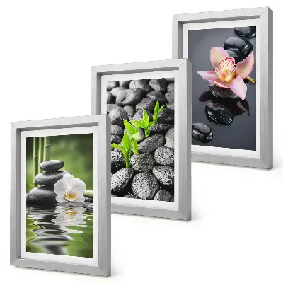 Set van ingelijste schilderijen met een vredige zen-compositie van stenen en bloemen op water