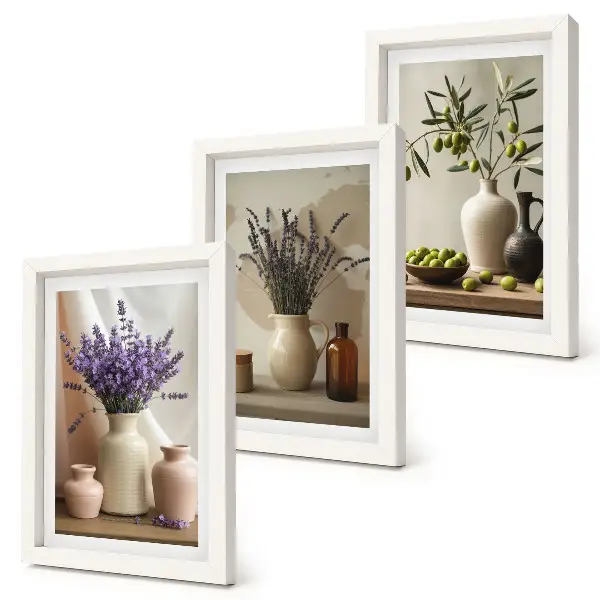 Wanddecoratie met gallery wall motief met lavendelbloemen, olijven en keramische vazen