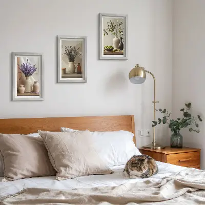 Wanddecoratie met gallery wall motief met lavendelbloemen, olijven en keramische vazen