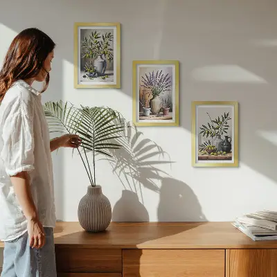 Set van ingelijste schilderijen met bloemen en olijven in vazen op een lichte achtergrond