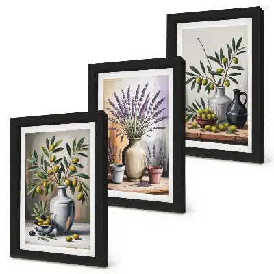 Set van ingelijste schilderijen met bloemen en olijven in vazen op een lichte achtergrond