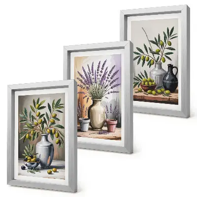 Set van ingelijste schilderijen met bloemen en olijven in vazen op een lichte achtergrond