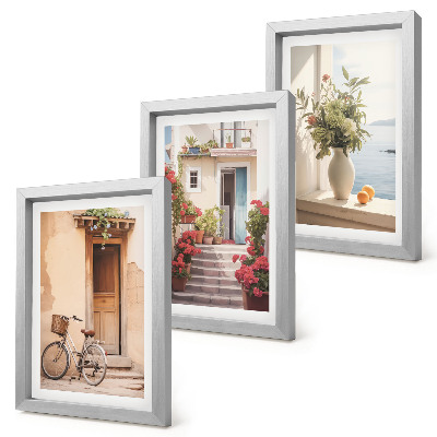 Gallery wall Sfeervolle straatjes langs de kust met bloemen en fietsen.