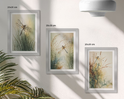 Set van ingelijste schilderijen Geschilderd gras met libellen boven het water.