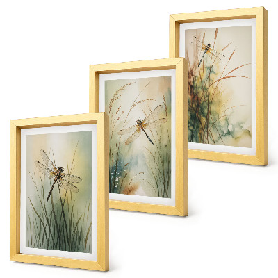 Set van ingelijste schilderijen Geschilderd gras met libellen boven het water.