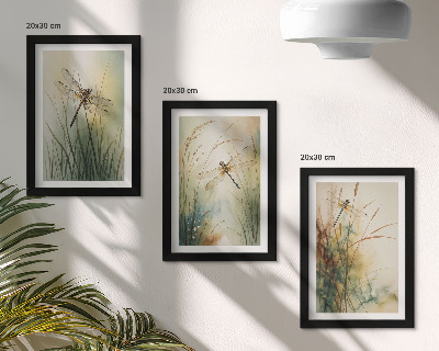Set van ingelijste schilderijen Geschilderd gras met libellen boven het water.