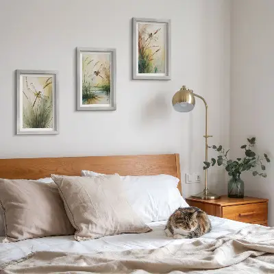 Gallery wall met libellen tussen het gras bij het water in een schilderachtige stijl