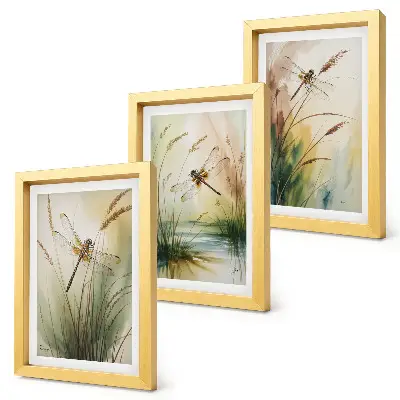 Gallery wall met libellen tussen het gras bij het water in een schilderachtige stijl