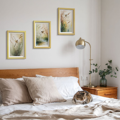 Gallery wall Libellen tussen het gras bij het water, in een schilderachtige stijl.