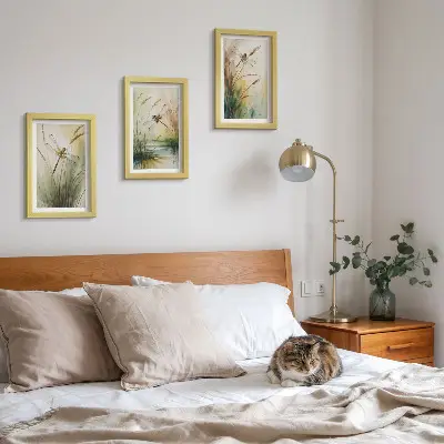 Gallery wall met libellen tussen het gras bij het water in een schilderachtige stijl