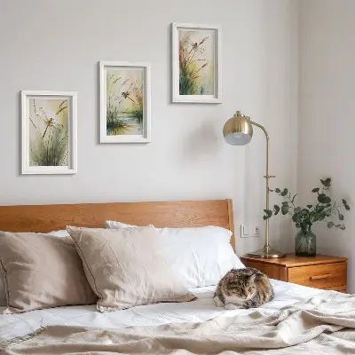 Gallery wall met libellen tussen het gras bij het water in een schilderachtige stijl