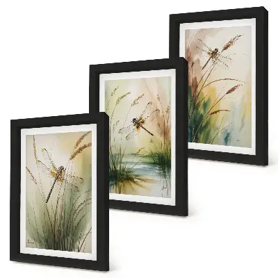 Gallery wall met libellen tussen het gras bij het water in een schilderachtige stijl