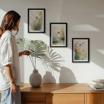 Gallery wall met libellen tussen het gras bij het water in een schilderachtige stijl