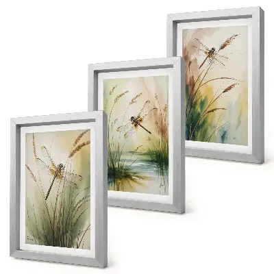 Gallery wall met libellen tussen het gras bij het water in een schilderachtige stijl