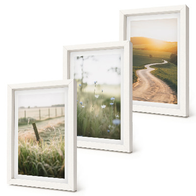 Set van ingelijste schilderijen Landschap met een weide, een weg en een zonsondergang.