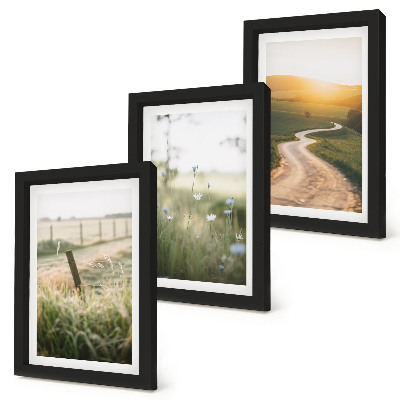 Set van ingelijste schilderijen Landschap met een weide, een weg en een zonsondergang.