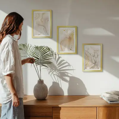 Set van ingelijste schilderijen met subtiele abstracte patronen van gemorste verf