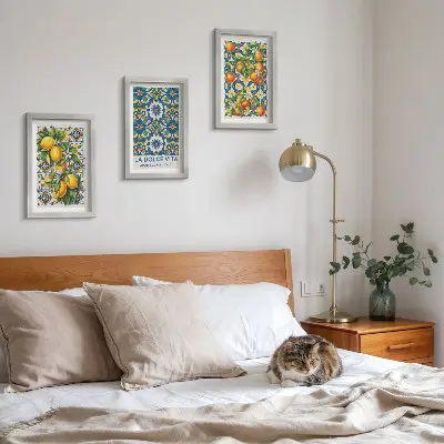 Gallery wall met posters van citrusvruchten en kleurrijke abstracte patronen