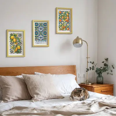 Gallery wall met posters van citrusvruchten en kleurrijke abstracte patronen