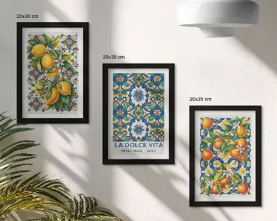 Gallery wall met posters van citrusvruchten en kleurrijke abstracte patronen