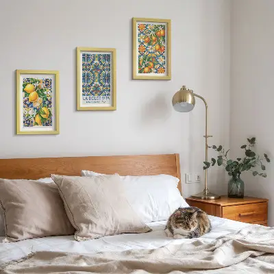 Gallery wall met citroen- en sinaasappelbloesems in kleurrijke patronen