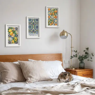 Gallery wall met citroen- en sinaasappelbloesems in kleurrijke patronen
