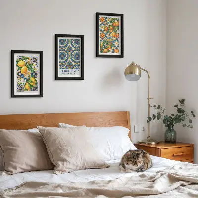 Gallery wall met citroen- en sinaasappelbloesems in kleurrijke patronen