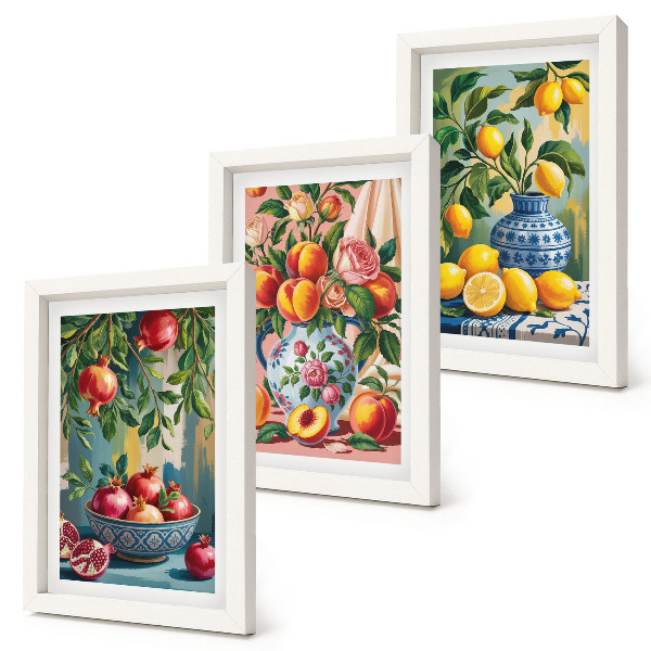Gallery wall Fruitcomposities met granaatappels, citroenen en perziken.