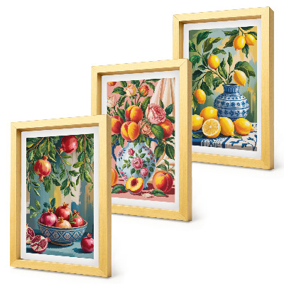Gallery wall Fruitcomposities met granaatappels, citroenen en perziken.