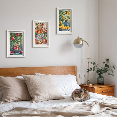 Gallery wall Fruitcomposities met granaatappels, citroenen en perziken.