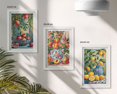 Gallery wall Fruitcomposities met granaatappels, citroenen en perziken.