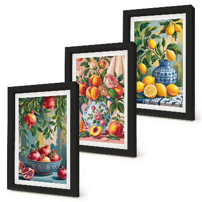 Gallery wall Fruitcomposities met granaatappels, citroenen en perziken.