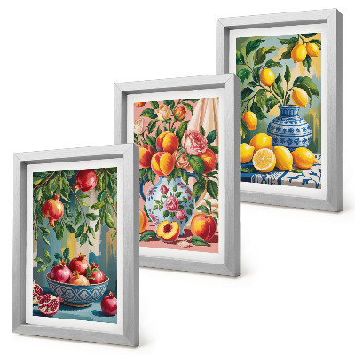 Gallery wall Fruitcomposities met granaatappels, citroenen en perziken.