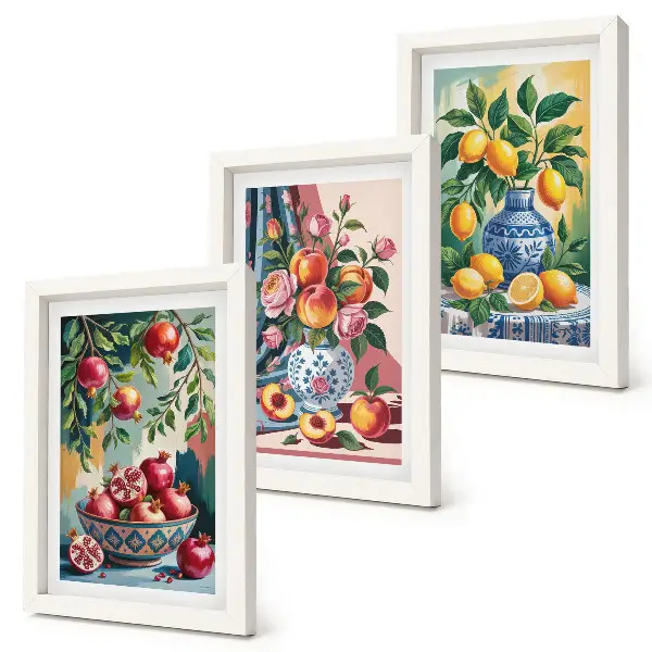 Gallery wall met geschilderde bloemen en fruit in vazen
