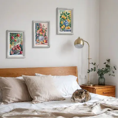 Gallery wall met geschilderde bloemen en fruit in vazen