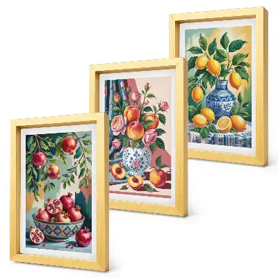 Gallery wall met geschilderde bloemen en fruit in vazen