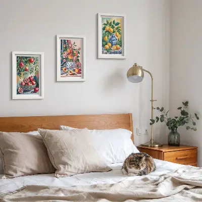 Gallery wall met geschilderde bloemen en fruit in vazen