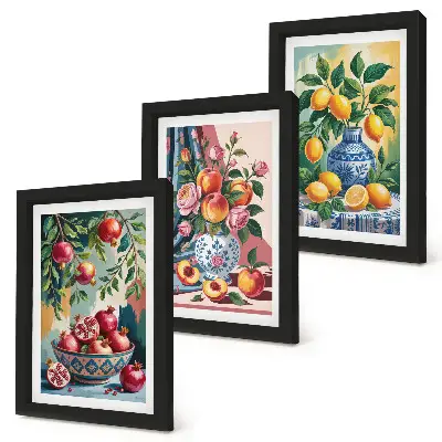 Gallery wall met geschilderde bloemen en fruit in vazen