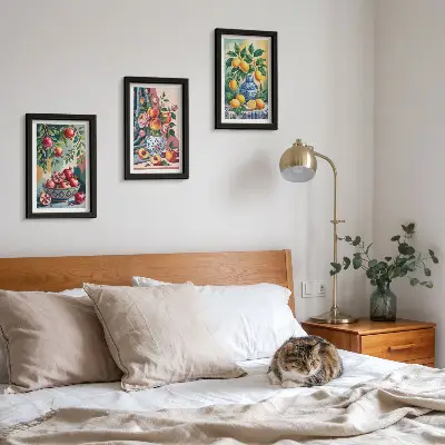 Gallery wall met geschilderde bloemen en fruit in vazen