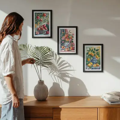 Gallery wall met geschilderde bloemen en fruit in vazen