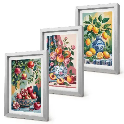 Gallery wall met geschilderde bloemen en fruit in vazen