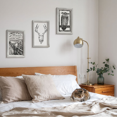 Gallery wall Geïnspireerd door de afbeelding uit Scream met een schedel en een uil in een grafische stijl.
