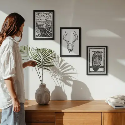 Gallery wall geïnspireerd door Scream met een schedel en een uil in grafische stijl